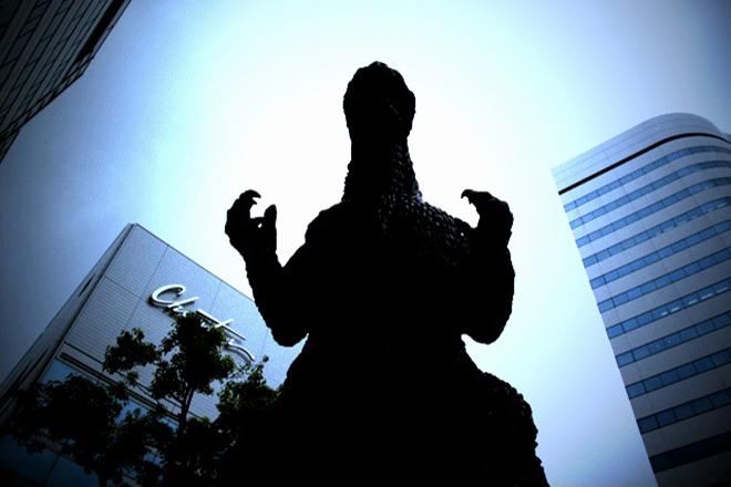 Godzilla statue surrounded by city buildings inTokyo